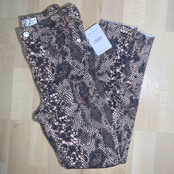HOST β
 FREE PEOPLE Raw High-Rise 2 faced Snake Print Jean - Picture 3 of 15